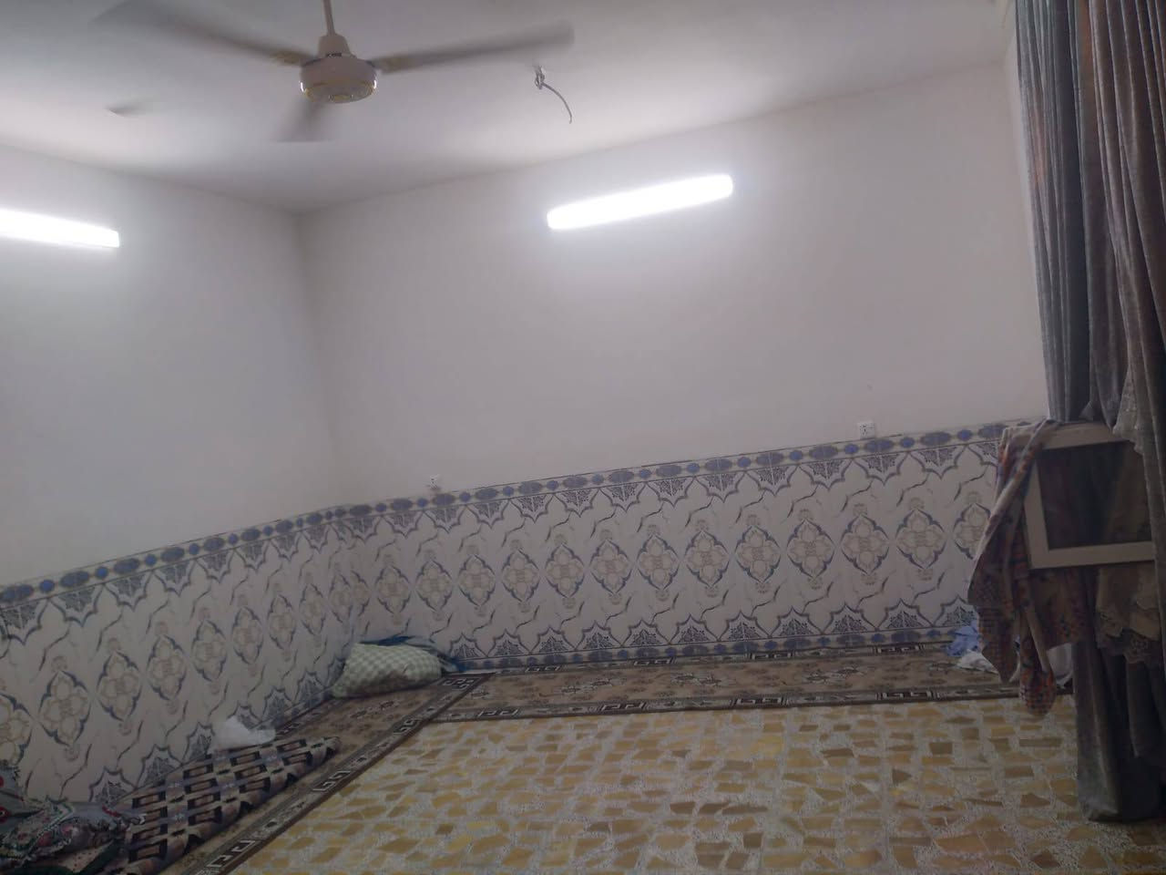 بيت للبيع 
المساحه  150م 
واجهه10م نزال 15م 
طابق واحد   يتكون  من 
2غرفه نوم +مطبخ حار بارد + حولي + استقبال +حمامات داخلي وخارجي   +بيتون كبيره  
البيت مرتب  كلش  موقعه  بدران مقابل دائره المرور  
 شارع الحلابصه  
مكتب وليد السامرائي 

لتواصل ***********
