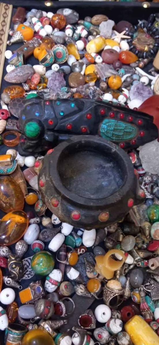 قطعتين من المنحوتات النادرة الانتيك من وزن ثقيل من حجر العباس اباد مرصعات بالاحجار
سعر القطعة الواحدة ١٨٠ الف توصيل موجود لكافة محافظات العراق 
للتواصل واتساب *********** بغداد, العراق
