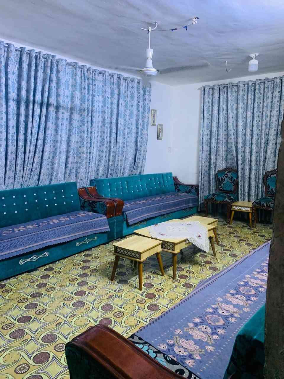 السلام عليكم
بيت مساحة ٣٠٠ متر طابو صرف طابقين ٤ غرف نوم الطابق الاول قياس ٥*٤ والثانية ٤*٤ غرفتين نوم واستقبال ٦.٥*٤ وهول ٦.٥*٤ وصالة ومطبخ ٣*٦

الطابق الثاني غرفتين نوم 
 الاولى ٥*٤ الثانية ٤*٦ 
وحديقة كبيرة 
السدة ، حي البكر ، قرب مدرسة العصر الذهبي الابتدائية للتواصل والاستفسار مراجعه مكتب الحمداني 
***********
***********
