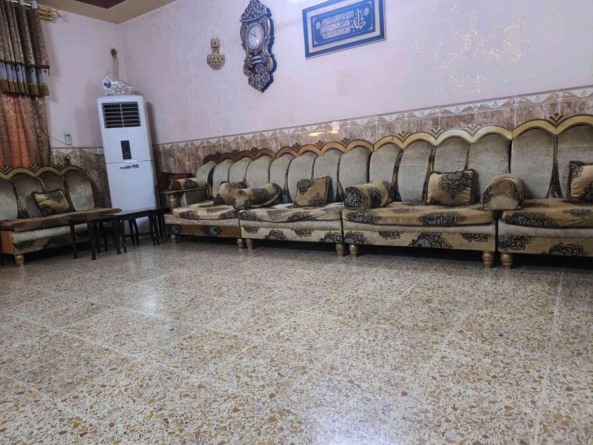 تخم ديوان للبيع
٢٨ مقعد + كوشات كبار و صغار
مكانه حي العسكري
السعر ٦٠٠٠ ألف وبي شويه مجال 
و هم عدهم طباخ كريازي جديد
و عدهم زوالي ثنين نفس اللون 
قياس ٣×٤
كاشان إيراني الأصلي 
هذا رقمهم ***********
