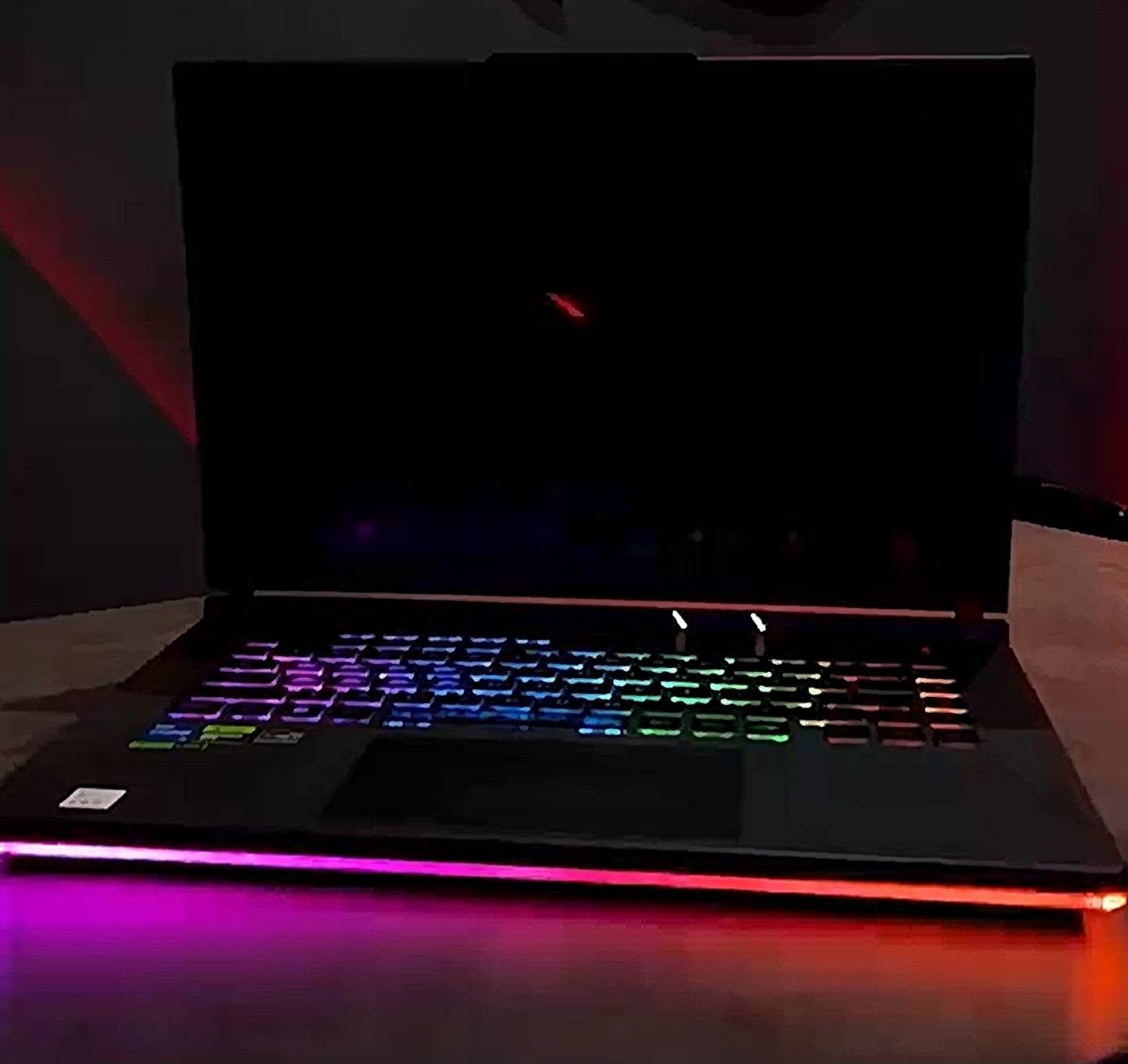 سلام عليكم
لابتوب ايسوس روغ ستريكس 
ASUS ROG Strix G16

💻 الموديل: ASUS ROG Strix G16 G615JPR-RV103
🧠 المعالج: Intel Core i7-14650HX
⚙️ الأنوية: 16 نواة / 24 خيط معالجة
🚀 سرعة المعالج القصوى: حتى 5.2GHz
🎮 كرت الشاشة: NVIDIA GeForce RTX 5070 Laptop
🧠 ذاكرة كرت الشاشة: 8GB GDDR7
⚡ طاقة كرت الشاشة: حتى 115W مع Dynamic Boost
🖥️ الشاشة: 16 بوصة
📐 الدقة: 1920×1200 WUXGA (FHD+)
🔄 معدل التحديث: 165Hz
⏱️ زمن الاستجابة: 3ms
🎨 الألوان: 100% sRGB
🖥️ التقنيات: G-SYNC + MUX Switch + NVIDIA Advanced Optimus
🌈 HDR: Dolby Vision HDR
💾 RAM: 16GB DDR5 بسرعة 5600MHz
💽 التخزين: 512GB PCIe 4.0 NVMe SSD
🔌 المنافذ: Thunderbolt 4 + USB-C + 3× USB-A + HDMI 2.1 + RJ45 + 3.5mm
📷 الكاميرا: FHD 1080p IR مع Windows Hello
⌨️ الكيبورد: عربي + إنجليزي، إضاءة RGB لكل مفتاح
🔋 البطارية: 90Wh
⚖️ الوزن: حوالي 2.65 كغم
🪟 نظام التشغيل: Windows 11 Pro
🎨 اللون: Volt Green

لابتوب بعده بوضع وضمان الشركه مع الكارتون الاصلي والملصقات وباقي ملحقات الابتوب

السعر 2,300,000 وبيه مجال بسيط 

لاستفسار المراسله او الاتصال 
***********

نص مكتوب في الصور:
- ROG STRIX G16
- 1x