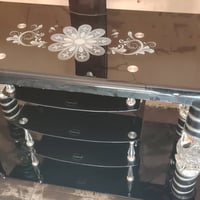 ميز زجاج • طاولة