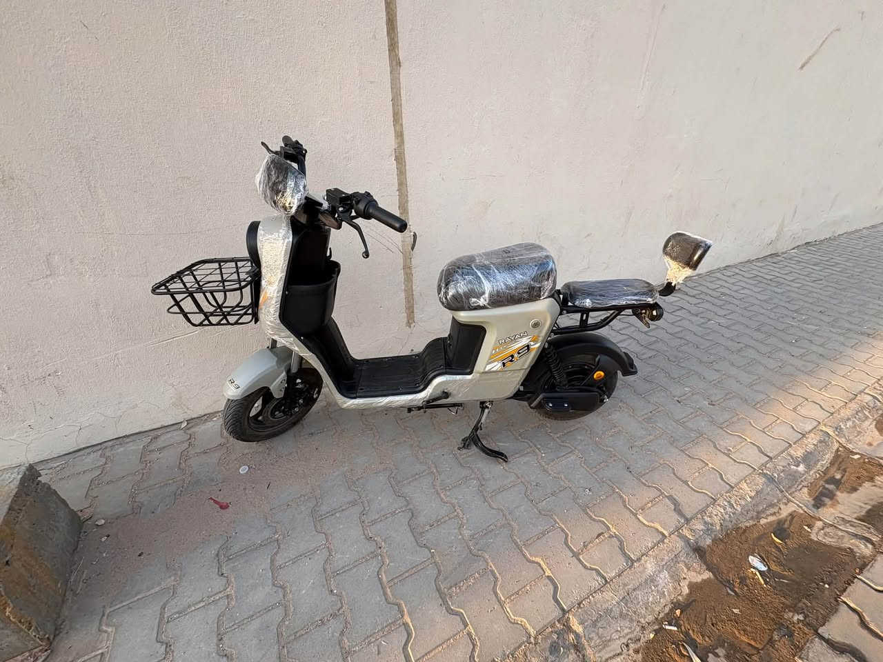 السلام عليكم
مرخصت مدير الكروب (مكلف بل نشر) 

دراجه شحن R9 الريان دراجه نضيفه مثل ما موضح بل صوره  موديل 2025 و ياها مفتاحين و كرتين و بصمتين  نقص بس جاملغ الكدام

المكان نجف توصيل ماكو
السعر ٤٠٠ و بيها مجال بسيط 
رقم صاحب الدراجه للاستفسار ***********
