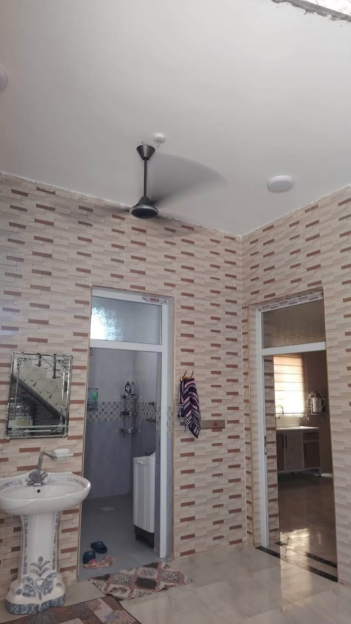 🏡 بيت للبيع – موقع مميز في زنكورة

📍 الموقع: الرمادي – زنكورة
📐 مساحة البيت: 500 م²
🌳 مساحة السياج الكلية: 1700 م²
🚗 شارعين:
• الشارع الأمامي 20 متر
• الشارع الجانبي 12 متر

🏠 تفاصيل البيت:

• 3 غرف نوم
• غرفتان بالطابق الأول: غرفة نوم + غرفة ضيوف
• غرفة نوم بالطابق الثاني
• صالتان: صالة ضيوف + صالة خارجية
• هول
• كندور
• استقبال
• مطبخ حار
• مطبخ بارد
• صالة بالطابق الثاني
• حمام بالطابق الثاني
• حمام داخلي + صحيات
• حمام خارجي + صحيات خارجية عدد 2

✨ مواصفات مميزة:
• البناء بالكامل من الحجر
• جميع المواد المستخدمة درجة أولى
• سنة البناء: 2025
• البيت كامل الخدمات
• موقع مميز وعلى شارعين

💰 السعر: 140 مليون دينار
🤝 السعر قابل للتفاوض

📞 للاستفسار والتواصل:
مكتب الورار للعقار
***********

