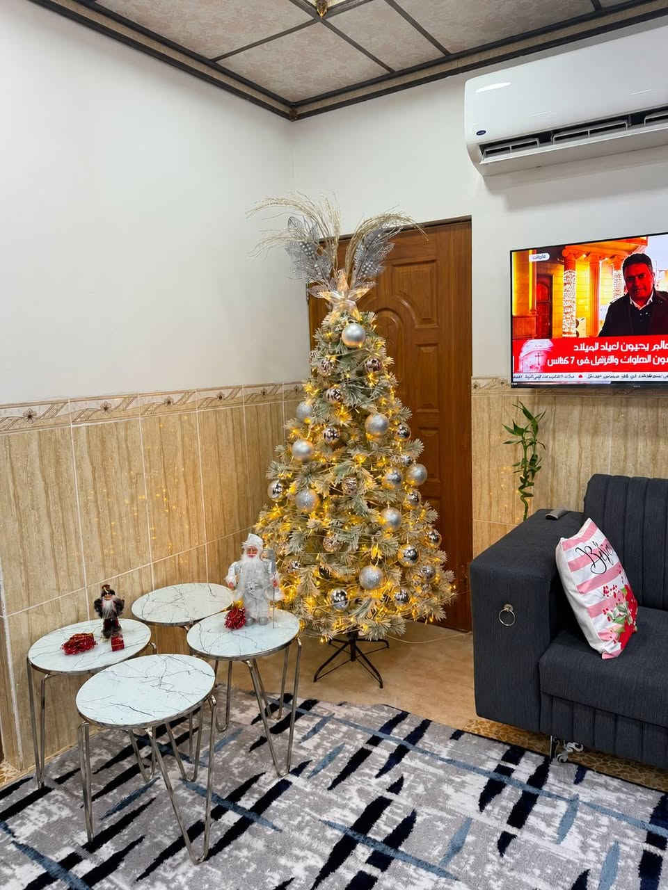 أغراض للبيع 🏠 !!!!!!
طخم اللون فيلي على زراق طول 10 متر سعر 500

طخم اللون الجوزي طول 10 متر سعر 400

شجرة كرسمس طول 180 مع ملحقاتها بلونين الأحمر و اللون ابيض×فضي سعر 150 وبيها مجال 

تواصل على الرقم ***********
