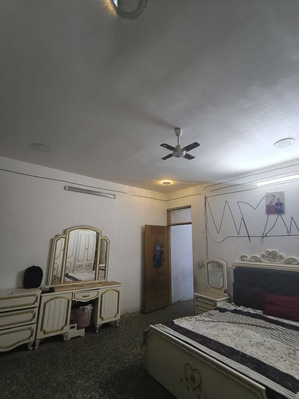 الدار للبيع مساحة 140 حي الرشاد شارع التانكي بناء حديث 
طابق واحد مكون من 
مطبخ استقبال صحيات خارجية وحمام داخلي وهول  وغرفة نوم 
على الشارع عرض 15 متر..السعر 62 وبي مجال بسيط ويرهم مراوس حسب بالسفير  
 للاستفسار الاتصال ***********
***********
