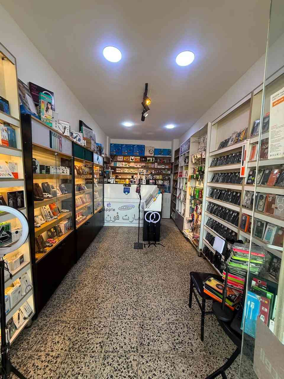 محل كامل للبيع موقعه البنوك  الثانيه نزلت الحسر كبال مختبر النخبه الشارع العام والوارد ماته حلوو وبي زباين بس ماعدي مجال حاليا كامل متكمل وسبلت بي توسوت طن ونص انفيرتر ونت وكهرباء وصيانه وبيع وشراء الاجهزه وجاره رخيص موقعه كلش حلوو ع شارع ااعام *********** استفسار اتصل
