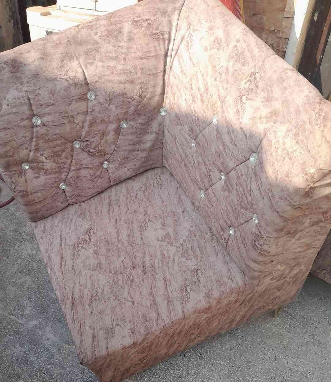العنوان بغداد البياع حي التراث .التواصل على الرقم *********** السعر النهاي 250فقط
سلام عليكم يوجد الديناء تخم ١٠مقاعد الضغط زين بس يعتاجلها رجلين .  وكنتور  ابو٤بوب وبوفيها ٦بوب بس باب واحد مكسور مثل ماموجود بالصوره.
