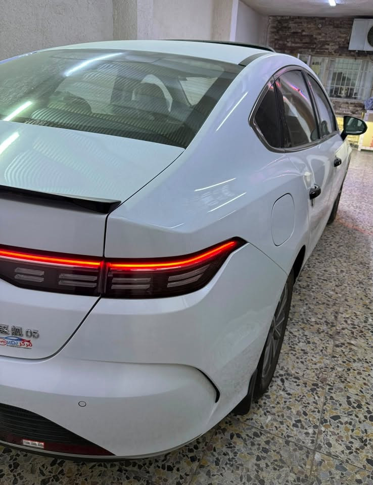 سلام عليكم BYD دستروير ام الفتحة للبيع
سياره ماشية 5الف كفالة عامة مال الصبغ والبارد والتبديل حته الشخط السياره بحالة الوكالة السياره تجي فتحة ولد بل دعامية مغلفة ارضية  تواصل ***********سعر21و800مكان السياره بغداد الكرخ
