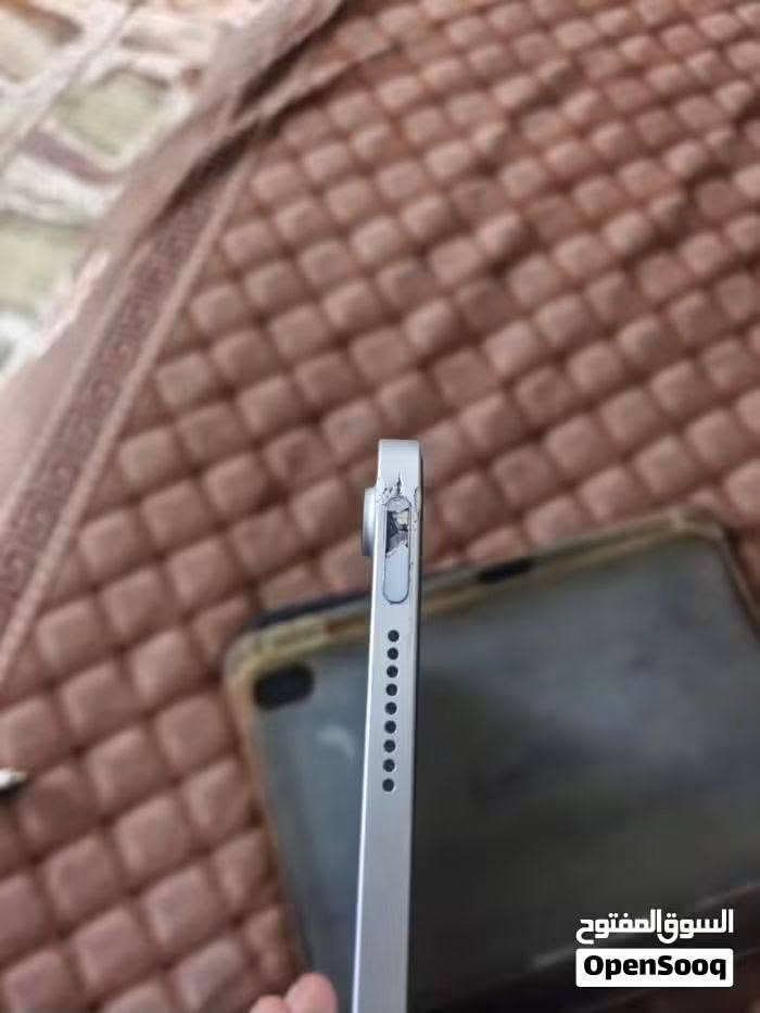 للبيع: آيباد 10 (iPad 10th Gen) - ذاكرة 256 جيجا
الذاكرة: 256 جيجابايت.
الحالة: الجهاز شغّال وما بيه أي إشكال باللمس أو الشاشة، والأداء طيارة.
زر التشغيل: شغّال يطفي ويقفل الشاشة طبيعي.
الملاحظات:  ضربة بسيطة بالإطار (مثل ما موضح بالصور)، وبصمة الأصبع ما تشتغل 
دكمه شغاله طبيعي اي مشكله ما بيها فقط بصمه ما تشتغل.
الملحقات: كارتونة الجهاز فقط.
السعر: 350 ألف دينار (قفل ).
للتواصل: ***********
المكان: بغداد - الشعلة (توصيل ما عندي)
