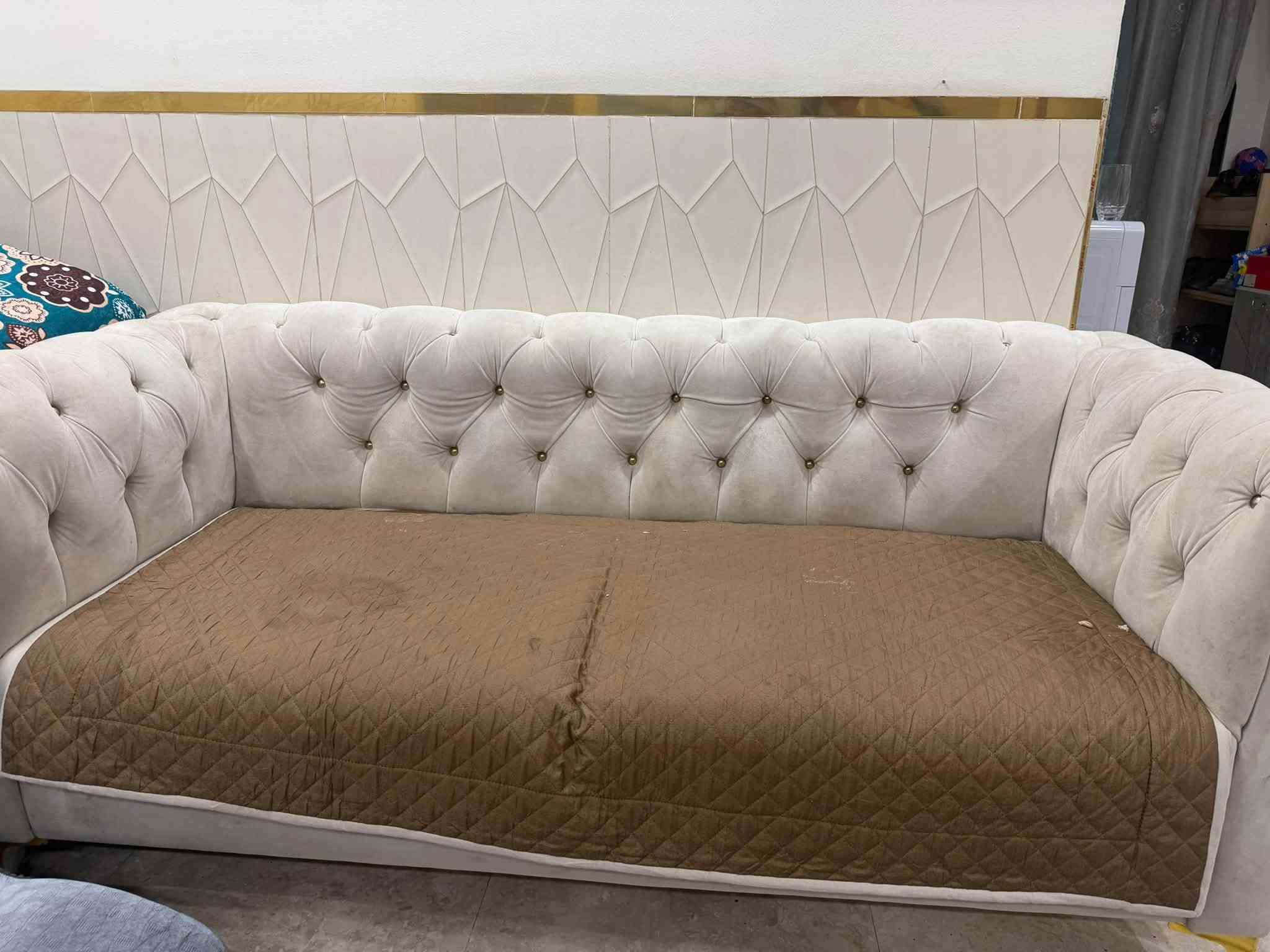 غرفه مع كنتور مع ميز تواليت سبلت ٣ طن كنتوري  اقتصادي اخو الجديد الوادي مع سبلت واحد طن طباخ صغير مع ميز بلازما مع قنفات تخم ٢ لان اريد اغير اثاث رايدهم كلهم مليونين لان مستعجل علة بيعتهم وامانه الله بس السبلت ماخدة فوك المليون والغرفة كذالك هذا رقمي *********** الي ايريد يراسلني عليهم ورة ١٢ ضهر لان عندي شغل 🙏
