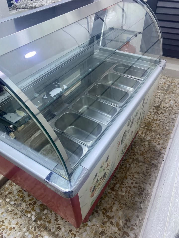 ثلاجه مقبلات للبيع
الطول 120 
العنوان :الشعب والثعالبه
التواصل :***********

