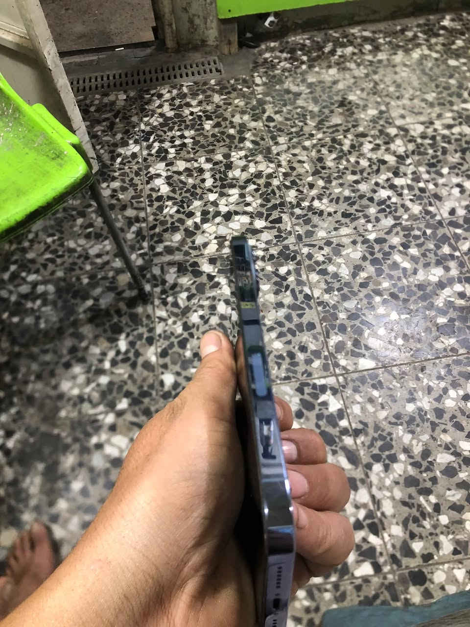 السلام عليكم ايفون ١٣ برو ماكس نضافه ٩٥ بل ١٠٠ 
ذاكره ٢٥٦ امبدل فقط بطاريه اصليه مكاني مدينة الصدر هاتف ***********

نص مكتوب في الصور:
- حول الاسم < iPhone إصدار iOS < 27.0 الاسم الطراز iPhone 13 Pro Max رقم الطراز MLEQ3LL/A الرقم التسلسلي YKW0K6WQ2D سجل تاريخ القطع والخدمة الأغاني التنزيلات الصور العامة مقاطع عنوان Wi-Fi Bluetooth
- حالة البطارية والشحن
- رسالة مهمة حول البطارية
- تعذر التحقق من أن بطارية هذا الـ iPhone بطارية أصلية من Apple. قد لا تكون التفاصيل دقيقة تماماً.
- لمعرفة المزيد
- ٪۷۱
- الحد الأقصى للقدرة
- هذا قياس لقدرة البطارية مقارنة بقدرتها عندما كانت جديدة. قد تتسبب القدرة المنخفضة بتقليل ساعات الاستخدام بين عملية الشحن والأخرى.
- أقصى قدرة للأداء
- الـ iPhone غير قادر على تحديد عمر البطارية.
- شحن البطارية المحسن
- للحد من استنزاف عمر البطارية، يتعلم الـ iPhone من عادات الشحن اليومية، بحيث ينتظر ولا يتجاوز ٨٠٪ حتى يحين موعد حاجتك إلى استخدامه.