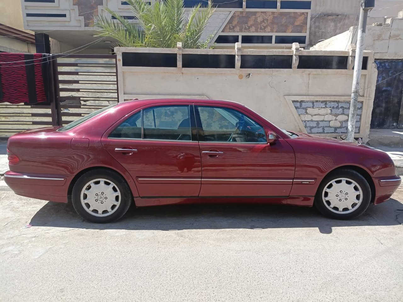 السلام عليكم
مارسدس ام عيون موديل 2000

فئة E230 

مصبوغة عام جمالية لا بيهة ضربة ولا شي 

كشنات كهرباء 

تبريد ثلج 

مثبت سرعة 

كاملة متكاملة صدر وكير ومكينة كفالة 

السعر ١٢٨ ورقة
***********

