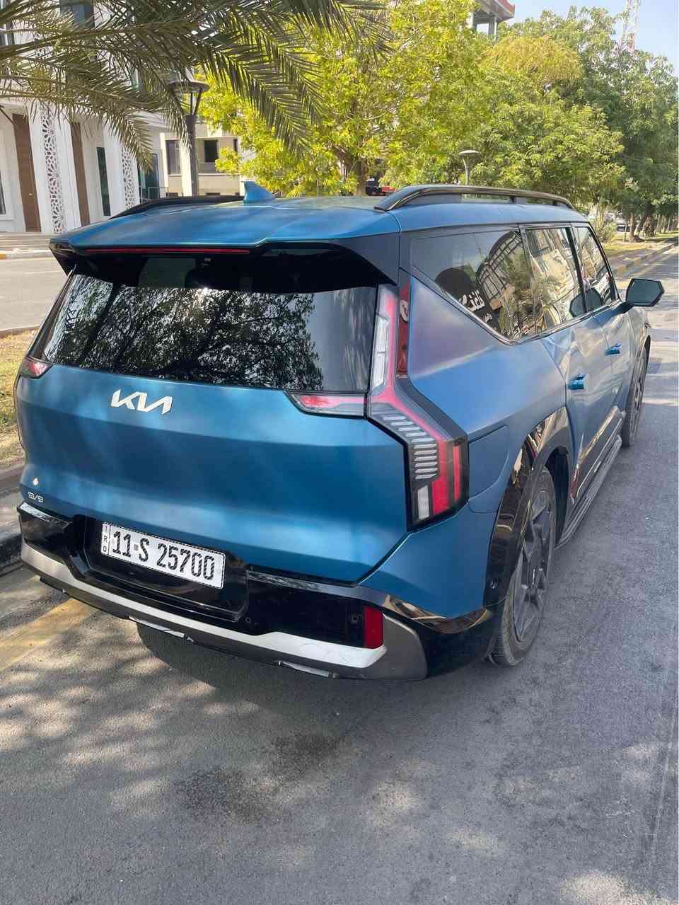 كيا KIA ev 9 GT lain 2024 كهربائية بالكامل
ماشية 60 الف كم 
7 راكب سياحي كشن منفصل 
فول الفول اعلى مواصفات 
فتحة سقف + فتحة انارة سقفيه 
كشنات جلد كهربائية تدفئة وتبريد وللسايق تدليك 
فول كاميرات 
فول حساسات 
فول رادارات 
بطارية كبيرة 
تمشي بالشحنة من 550 الى 600 كم 
شاحنة ما وياها لازم تشتري 
صور حدث مرفقة 
تبديل بنيد وجنطة وصبغتهن 
جاملغ خلفي مصبوغ 
ايرباك دركة فقط 

مرقم بغداد شهداء 
*********** هذا رقمي 
مكاني بغداد الحرية بغداد, العراق
