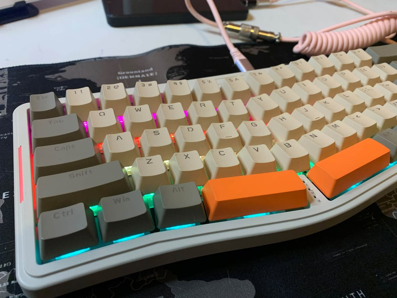 🔥Ajazz aks068🔥
هذا الجمال ب30 الف بس 
ريد اسويتج❤️
Rgb متعدد الانماط
احترافي100%
استجابه كلش راقيه
كيبل تايب سي ملتوي مميز استجابه رهيبه
فوليوم صوت 
قابل لتغيير السويتجات والكي كابس 
السعر30 وتوصيل 5 لجميع المحافظات حياكم الله💐
