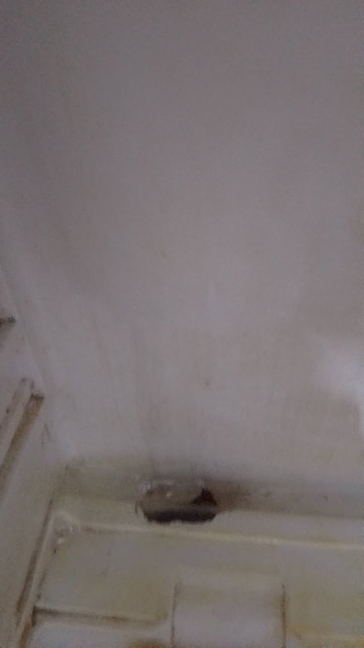 ثلاجة للبيع بحاله جيده بيها ثقب بسيط داخل البراد تجمد فريزها كلشي مابي ***********
