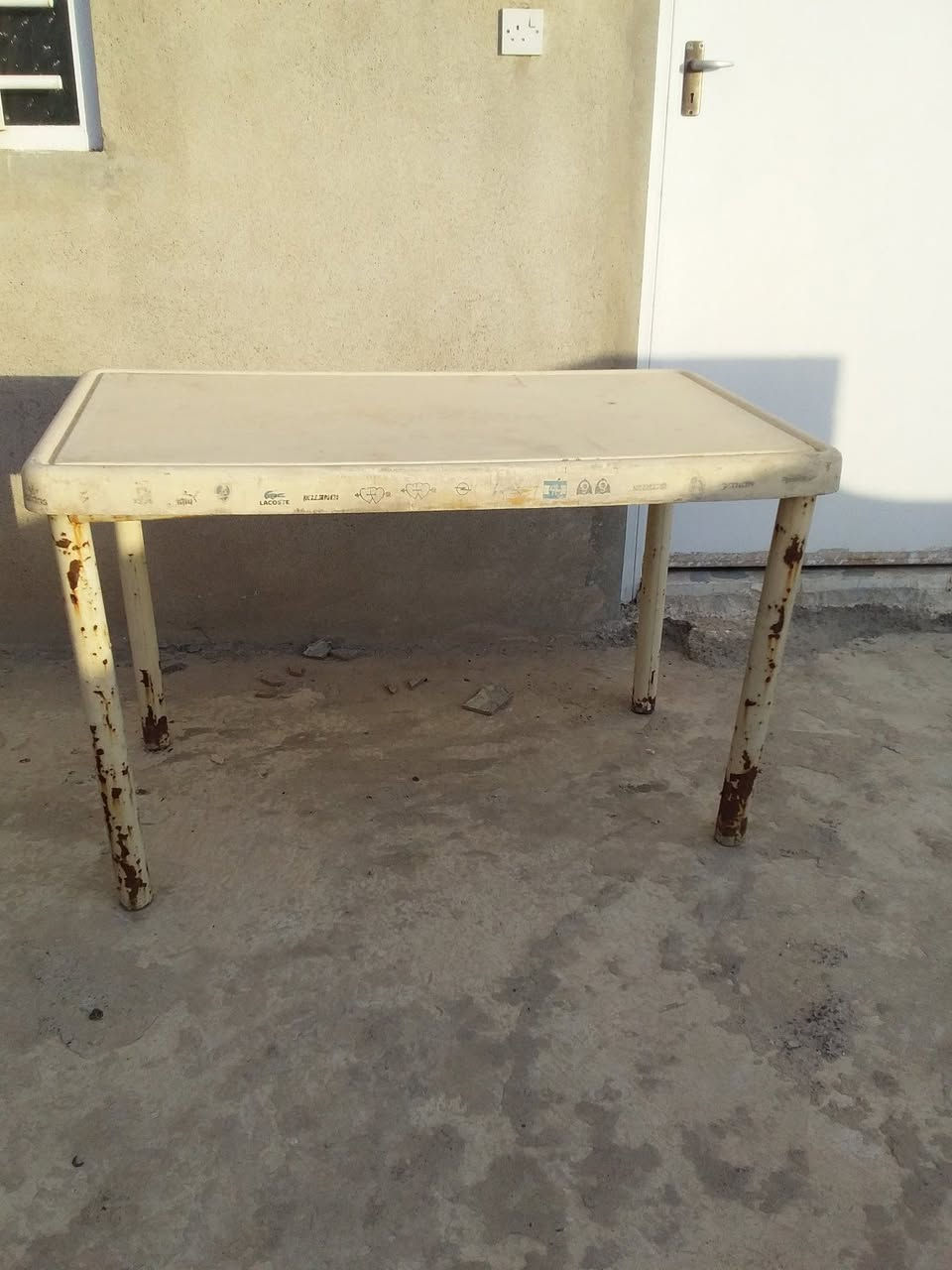 للبيع للبيع للاستفسار ***********
اغراض الميز. اب ٥ 
والتبسي. اب   ١٠ والله باب اول مال قبل 
والاوتي ٧  شرط شغاله والله  وانجان العجين  ٤
