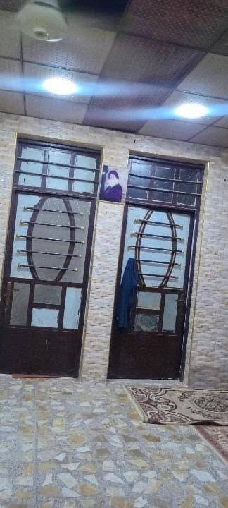 دار للبيع في حي الكوفه قرب دلاليه السيد
مساحته 200 متر
يتكون الطابق الاول من غرفتين واستقبال ومطبخ وصاله وصحيات
والطابق الثاني هيكل يتكون من اربعه غرف وصاله وصحيات 
السعر ١١٠ وبي مجال
للاستفسار ***********
