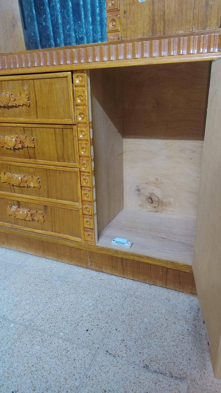 ميز توالت • مستعمل • نضيف
