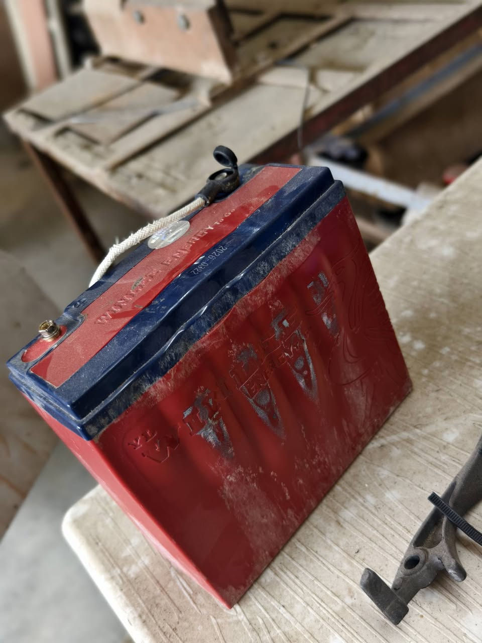 بطاريات مستعملة • ٣٢ قطعة • انتفاخ