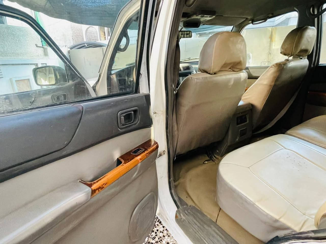 نيسان بترول سفاري محرك نوزل. كير عادي مكينه كير مكفولات. كير لوكير كسنات  عليه ترفيعه وتاير جبلي ويل جديد. تبريد 3 قطع شغال ثلج.  ثلاجه بيه بلاديه.   بيه.  منضومه غاز 80 لتر. بدي مكفول عده باب وره ساق مصلح.   باقي تفاصيل تصال علاء رقم ‎***********
