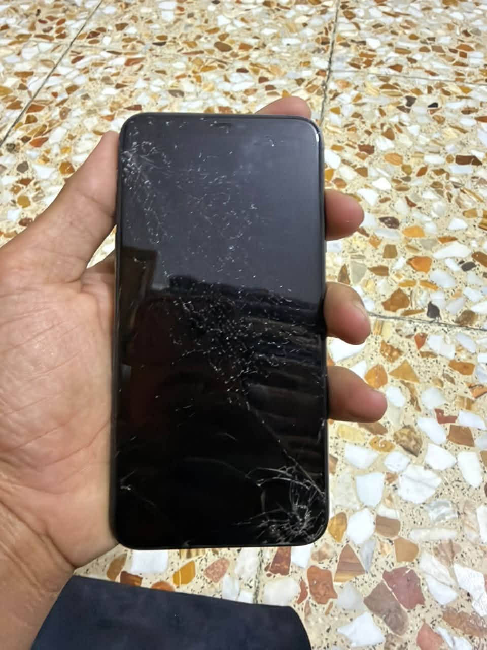 آيفون ١١ برو ماكس • شاشة مكسورة • كفالة عامة