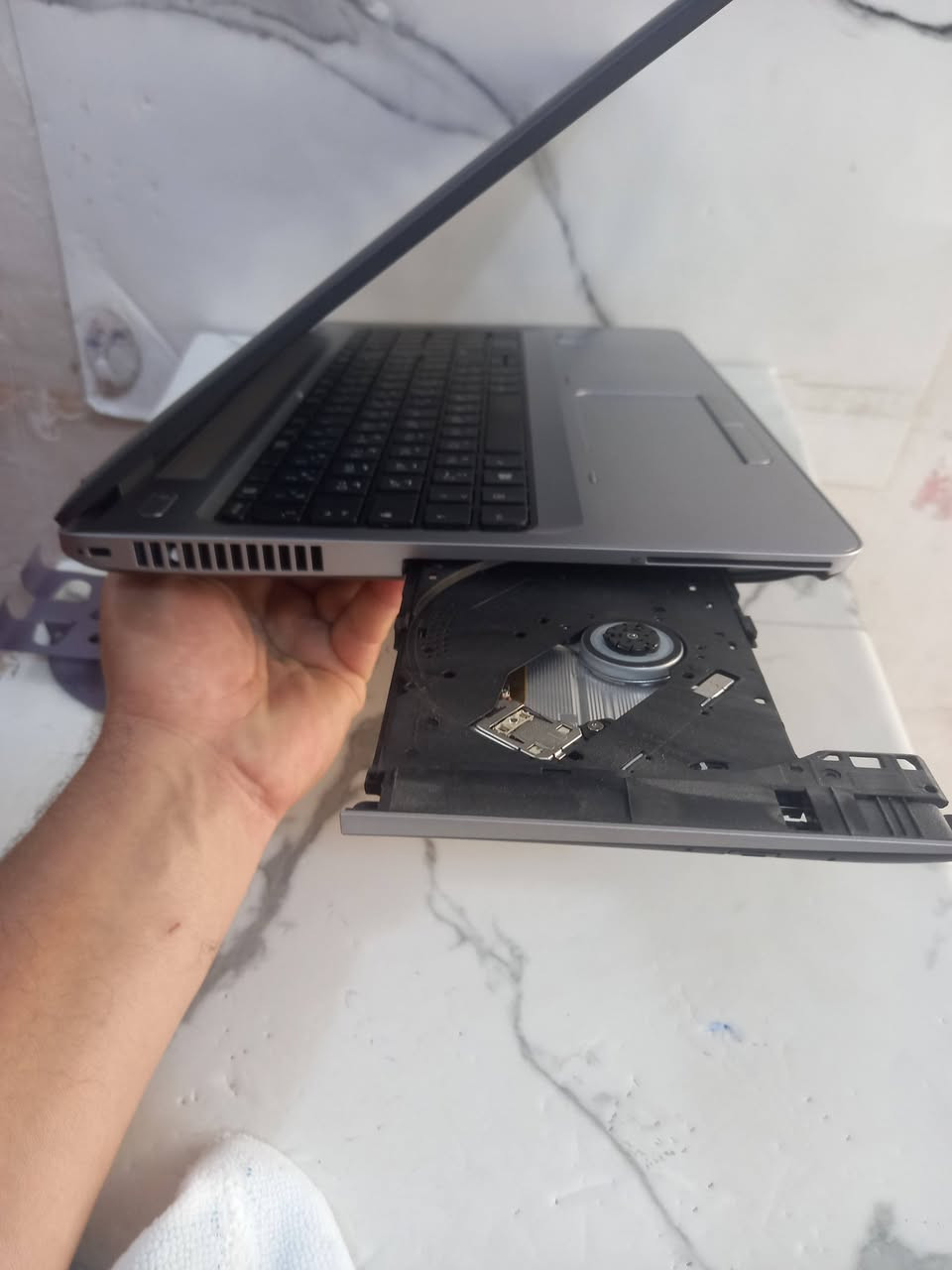 لابتوب hp 650  g3
حجم الشاشة كبير 15.6 
الجيل السابع 
المعالج كور اي 5 الجيل 7
الهارد    256   ssd 
الرام 8.      ddr4 
كارت الشاشة  4  شير 
حجم الشاشة  15.6
الشاحنة اصلية 
يحتوي على منفذ تايب سي للشحن او نقل البيانات
يحتوي على مشغل أقراص  dvd
نظام التشغيل ويندوز 10 عربي انكليزي 
الملحقات شاحنة وجنطة 
السعر   235
***********
***********
يوجد توصيل

متوفر 
تتوفر مجموعة لابتوبات بأسعار مناسبة ومواصفات مختلفة

نص مكتوب في الصور:
- About Your PC is monitored and protected. See details in Windows Security Related settings Change product key or upgrade your edition of Windows Read the Microsoft Software License Terms BitLocker settings Device Manager Remote desktop System protection Advanced system settings Rename this PC (advanced) Help from the web Finding out how many cores my processor has Checking multiple Languages support Checking multiple Languages support Installed RAM 8.00 GB Speed: 2133 MHz Processor Intel(R) Core(TM) i5-7200U CPU @ 2.50GHz 2.71 GHz Graphics Card 128 MB Intel(R) HD Graphics 620 Storage 238 GB 39 GB of 238 GB used DESKTOP-AUFQION HP ProBook 650 G3 Rename this PC Device Specifications Copy Device Name DESKTOP-AUFQION Processor Intel(R) Core(TM) i5-7200U CPU @ 2.50GHz 2.71 GHz Installed RAM 8.00 GB (7.88 GB usable) Graphics Card Intel(R) HD Graphics 620 (128 MB) 39°C ENG 12:44 AM 9/22/2026
- About Device Specifications Copy Help Findin proces Checki Checkin Ge Giv Device Name DESKTOP-AUFQION Processor Intel(R) Core(TM) i5-7200U CPU @ 2.50GHz 2.71 GHz Installed RAM 8.00 GB (7.88 GB usable) Graphics Card Intel(R) HD Graphics 620 (128 MB) Storage 238 GB SSD SAMSUNG MZVLW256HEHP-000H1 Device ID 827281B8-6DFE-4172-A690-A94DF734EA21 Product ID 00330-50739-27060-AAOEM System Type 64-bit operating system, x64-based processor Pen and touch No pen or touch input is available for this display Frequently asked questions How does having 8-16 GB of RAM impact my PC's performance? Can I run modern applications smoothly with this RAM capacity? Is my GPU sufficient for high end gaming and video experience? How can having a dedicated GPU enhance my experience and productivity? Am I running the latest version of the Windows OS? What is the latest Windows version? 39°C
- Task Manager
- File Options View
- Processes Performance App history Startup Users Details Services
- CPU
- 1% 1.04 GHz
- Memory
- 2.8/7.9 GB (35%)
- Disk 0 (C: D:)
- SSD
- 1%
- Wi-Fi
- S: 0 R: 16.0 Kbps
- GPU 0
- Intel(R) HD Graphics 6...
- 0%
- Intel(R) Core(TM) i5-7200U CPU @ 2.50GHz
- % Utilization
- 100%
- 60 seconds
- 0
- Utilization
- Speed
- 1.04 GHz
- Base speed:
- Sockets:
- Cores:
- Logical processors:
- 2.71 GHz
- 1
- 2
- 4
- Processes
- 169
- Threads
- 2130
- Handles
- 70696
- Virtualization:
- Hyper-V support:
- Disabled
- Yes
- Up time
- 0:15:26:56
- L1 cache:
- L2 cache:
- L3 cache:
- 128 KB
- 512 KB
- 3.0 MB
- Fewer details
- Open Resource Monitor
- Task Manager File Options View Processes Performance App history Startup Users Details Services CPU 0% 0.56 GHz Memory 2.8/7.9 GB (35%) Disk 0 (C: D:) SSD 1% Wi-Fi Wi-Fi S: 0 R: 0 Kbps GPU 0 Intel(R) HD Graphics 6... 0% Fewer details Open Resource Monitor Memory 8.0 GB Memory usage 7.9 GB 60 seconds 0 Memory composition In use (Compressed) Available Speed: 2133 ... 2.8 GB (64.9 MB) 5.1 GB Slots used: 1 of 2 Form factor: SODI... Committed Cached Hardware reserved: 121 ... 2.7/9.8 GB 1.5 GB Paged pool Non-paged pool 206 MB 155 MB search 39 C
- Task Manager File Options View Processes Performance App history Startup Users Details Services CPU 51% 2.04 GHz Memory 2.8/7.9 GB (35%) Disk 0 (C: D:) SSD 3% Wi-Fi Wi-Fi S: 0 R: 0 Kbps GPU 0 Intel(R) HD Graphics 6... 0% Disk 0 (C: D:) SAMSUNG MZVLW256HEHP-000H1 Active time 100% 60 seconds 0 Disk transfer rate 100 KB/s 60 seconds 0 Active time 3% Average response time 0.2 ms Read speed 2.0 MB/s Write speed 0 KB/s Capacity: 239 GB Formatted: 239 GB System disk: Yes Page file: Yes Type: SSD Fewer details Open Resource Monitor 39 C
- Task Manager File Options View Processes Performance App history Startup Users Details Services CPU 1% 0.86 GHz Memory 2.8/7.9 GB (35%) Disk 0 (C: D:) SSD 2% Wi-Fi Wi-Fi S: 0 R: 0 Kbps GPU 0 Intel(R) HD Graphics 6... 0% GPU Intel(R) HD Graphics 620 3D 0% Copy 0% Video Decode 0% Video Processing 0% Shared GPU memory usage 3.9 GB Utilization 0% GPU Memory 0.1/3.9 GB Shared GPU memory 0.1/3.9 GB Driver version: 31.0.101.2140 Driver date: 11/5/2025 DirectX version: 12 (FL 12.1) Physical location: PCI bus 0, device ... Fewer details Open Resource Monitor