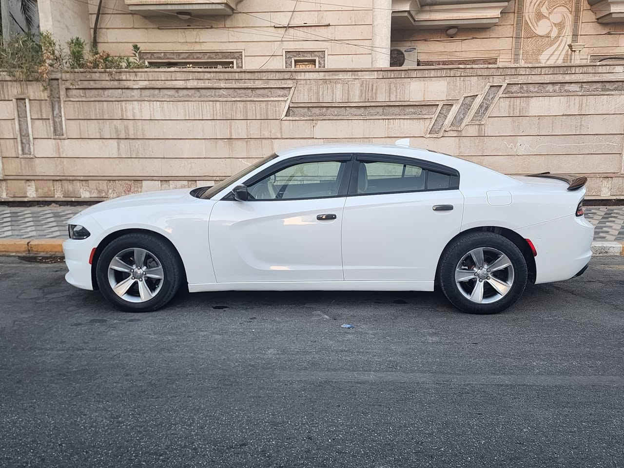 للبيع دوج تشارجرCharger
لون أبيض 🤍
الفئة: SXT
الموديل: 2015
المحرك: 3.6L V6 Pentastar
القوة: 292 حصان
الكير: أوتوماتيك 8 سرعات
الدفع:  خلفي  تو  ويل  [RWD ]
اطار : 18 إنچ
العادم: دبل
الإنارة الخلفية: LED Racetrack
شاشة Uconnect 8.4 إنچ
بلوتوث وUSB
تحكم الستيرن
مقاعد أمامية كهربائية
مقاعد أمامية مدفأة
تكييف أوتوماتيك Dual Zone
تشغيل عن بُعد Remote Start
مثبت سرعة
حساسات أمان
رقم : بغداد
باقي  المواصفات  معروفه   السياره  بأسمي   

🔧 حالة السيارة:
السيارة وارد كندي، دخلت كفالة، وبعد وصولها للعراق صار بيها حادث بسيط (شخوط)  واقتصرت الأضرار على باب وجاملغ، وتم إصلاحها. كما  مرفق في السونار 
✨ السيارة شكلها رياضي ومرتبة
📍 المكان: [ميسان العماره ]
💰 السعر:  [ 178  وبيها مجال ]
📞 للاستفسار: [***********]
