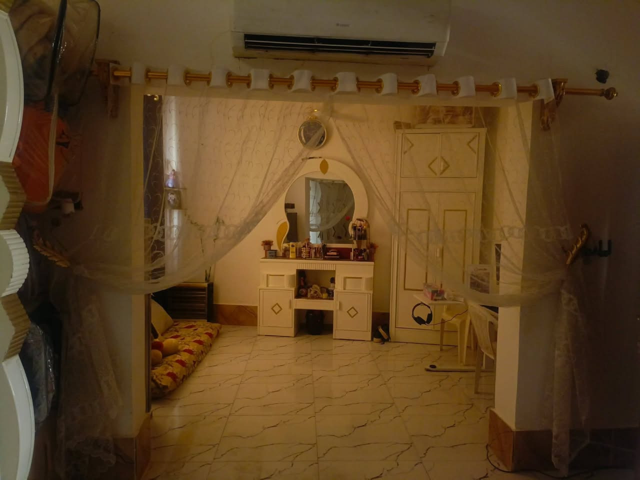 السلام عليكم  البيت طابو زراعي سند 25 مساحته 135 ب المكاتبه والحقيقي 115 موقعه شارع الحسينيه شارع 80 البيت موقعه قريب على الشارع وبيه كافه الخدمات ماء وكهرباء وانترنيت ضوئي وا تبليط عن قريب جدا فقط مسوا رصيف للبيوت بيه كلدور 10 امتار وصاله 4x5 مطبخ وثلاث غرف نوم.غرفتين من عدهن مفتوحات على بعض وصحيات خارجي وحمام داخلي وطارمه واجهيه البيت 20 والنزال 7 ونص  البيت كامل من الداخل بيه جم شغله نقص البيت سايمه 100 وبيه مجال للطيبين 
للتواصل ***********
