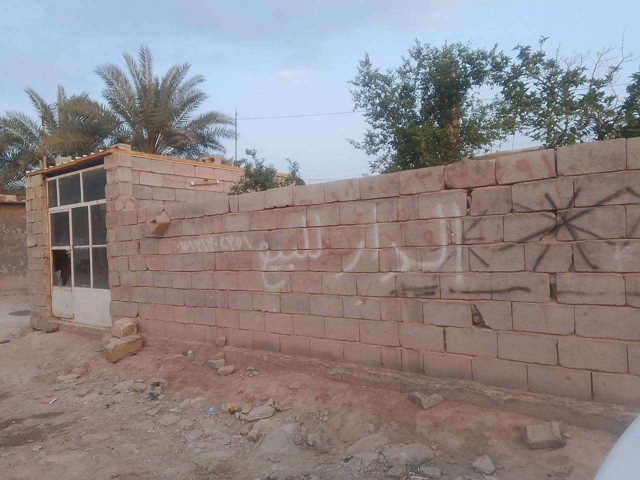 سلام عليكم البيع بيت ركن مكانه نهايت حي عرار يحتوي على غرفه ومطبخ وهول مساحته 200متر تبليط كدامه وبي محل حديقه جبيره سعر 13وبي مجال رقم ***********لاستفسار
