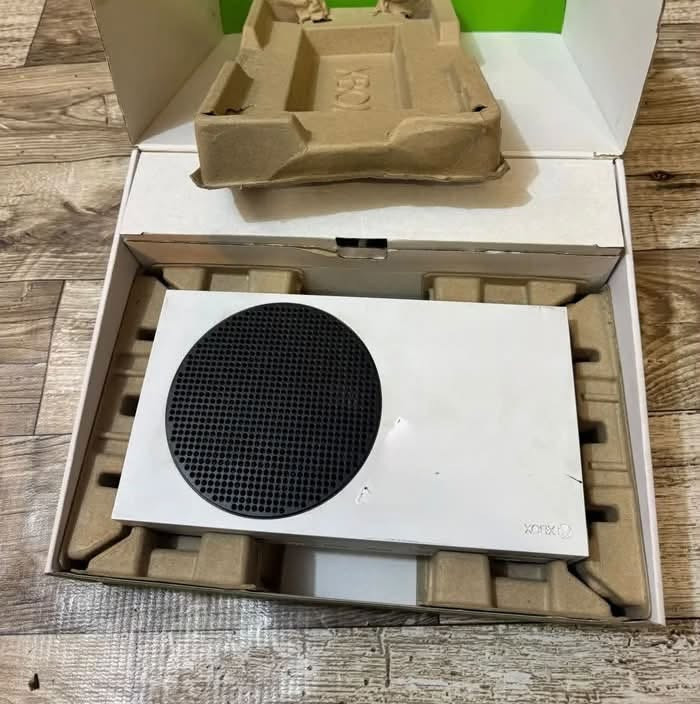 Xbox سيريس اس للبيع نضيف سعر 425 الف ***********
