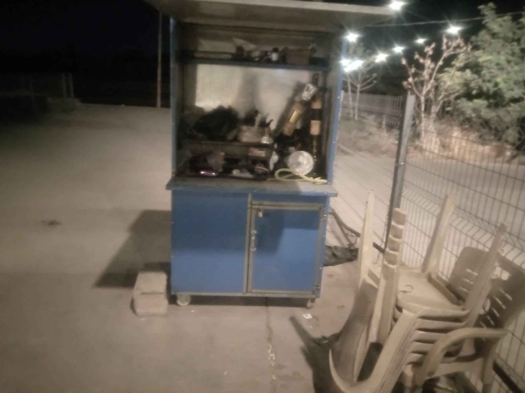 السلام عليكم عندي كشك للبيع هو والغراض ب 325 السعر استفسار على الارقام التاليه الكمليات طباخ قواري نراجيل كله كامل مكمل ويا عراب محلقات***********
