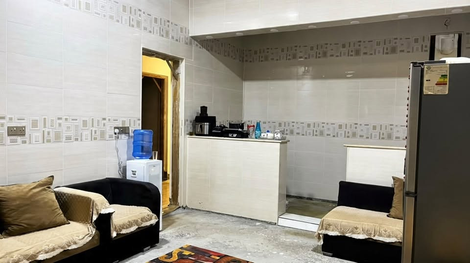 بيت للبيع بالعامري. مجمع الصحه. قريب على شارع بغداد. مساحه 460. سند زراعي 25. طابق واحد بناء حديث كامل فقط الارضيه صب.  يحتوي على ثلاث غرف نوم وحده من الغرف سويت. واستقبال وهول ومطبخ حار وبارد صحيات داخليه وخارجيه عرض الشارع 12 باقي التفاصيل الاتصال على الرقم الموجود ***********
