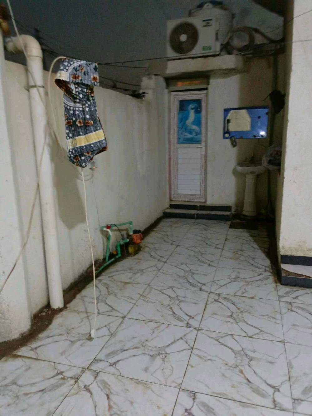 سلام عليكم بيت بل جزيره بل فيروزيه الجسر لأول مقابل مدرسه العنفوان طابقين مساحه 150متر استقبال وطارمه وحمام خارجي ومطبخ وصاله وغرفه وحمام داخلي ومنور فوك غرفتين وصاله وحمام وسطح السعر ٩٢ هو والكاونتر وبي مجال