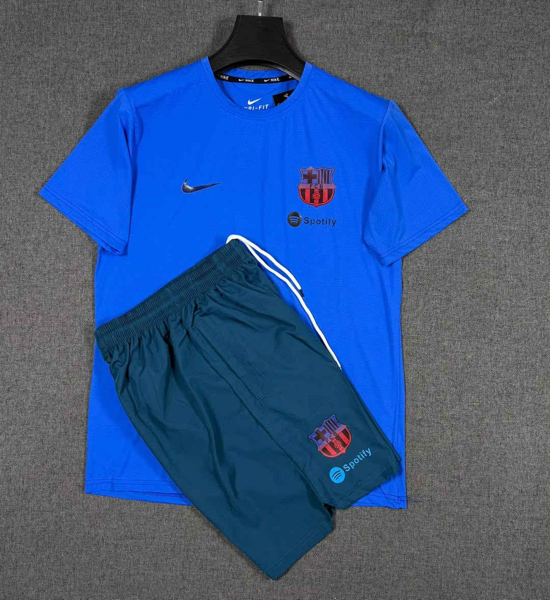 تشرت وشورت
وتربروف اصلي
القياسات M L XL XXL
السعر 15
قطعتين ب25
العنوان/السماوه/تقاطع الأسكان/قرب مقهى الأسكان 
واتساب ***********
