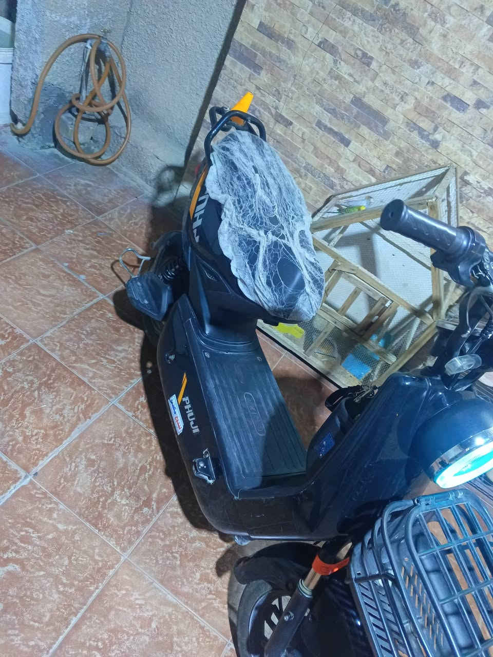 السلام عليكم دراجه شحن للبيع دراجه فول مواصفات واحد على واحد حجم 14 دراجه ما بيها اي عيب او نقص دراجه كامله من كل النواحي دراجه صويچ وبصمه بس البصمه ضايعه   يد امامي نشره اماميه نشره جانبيه نشره خلفيه تقدر تخلي لها صندوق او تچوه من الخلف اشاير ثلاث سرع سرعتها 60 كم مشيك 40 كيلو في الشحنه الوحده اربع بطاريات جدد مكاني بغداد والسعر 200 وبيها مجال للاستفسار تواصل مع الرقم***********

