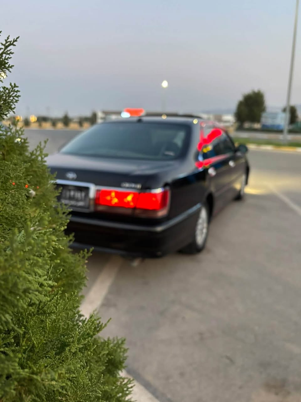 سەرەتا بەناوی خوای گەورە
مەلیکە موووس موووس قەپات قەپات مواسەفات بەس جڵد نیە پیش و دوای کریستاڵە سڵاید سەلاجە و مەرکەزی ٤ دووگمەی پەردە دیفۆڕی گەورەیە ناو زەردە گێڕ و مەکینە و تەبردی بە شەرت شەنسی و کەڤەر بە شەرت ٤ کووشن کارەبایە سەقف و حیزامی بە شەرت ٤ تایە و ویلی لۆکی لە ژێرایە شوین سلیمانی ژ.م ***********__***********
سعری ٤٢ گەڵا و معامەلەیەکی برایانە

نص مكتوب في الصور:
- 0770 887 80