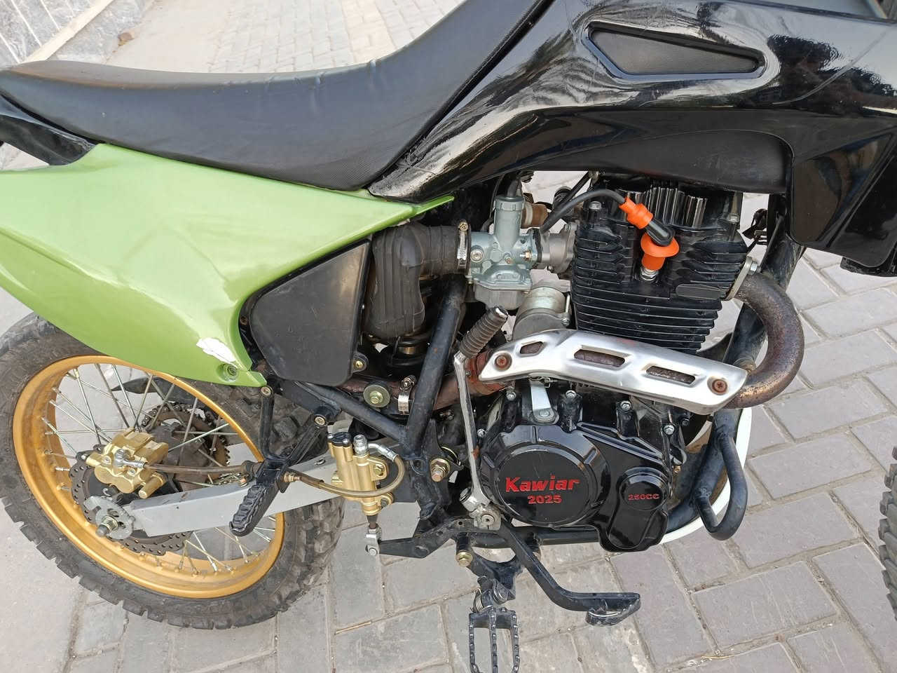 سلام عليكم قفاز للبيع السعر 900 وبيها مجال بسيط حك الجيه رقم الهاتف ***********
