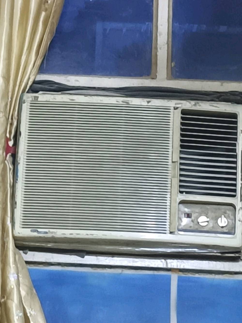 سلام عليكم 
مكيف شغال 2طن بارد حار 
شركه الجنرال 
سعررره 225 وبي مجال 
بغداد مدينه الصدر 
*********** واتساب