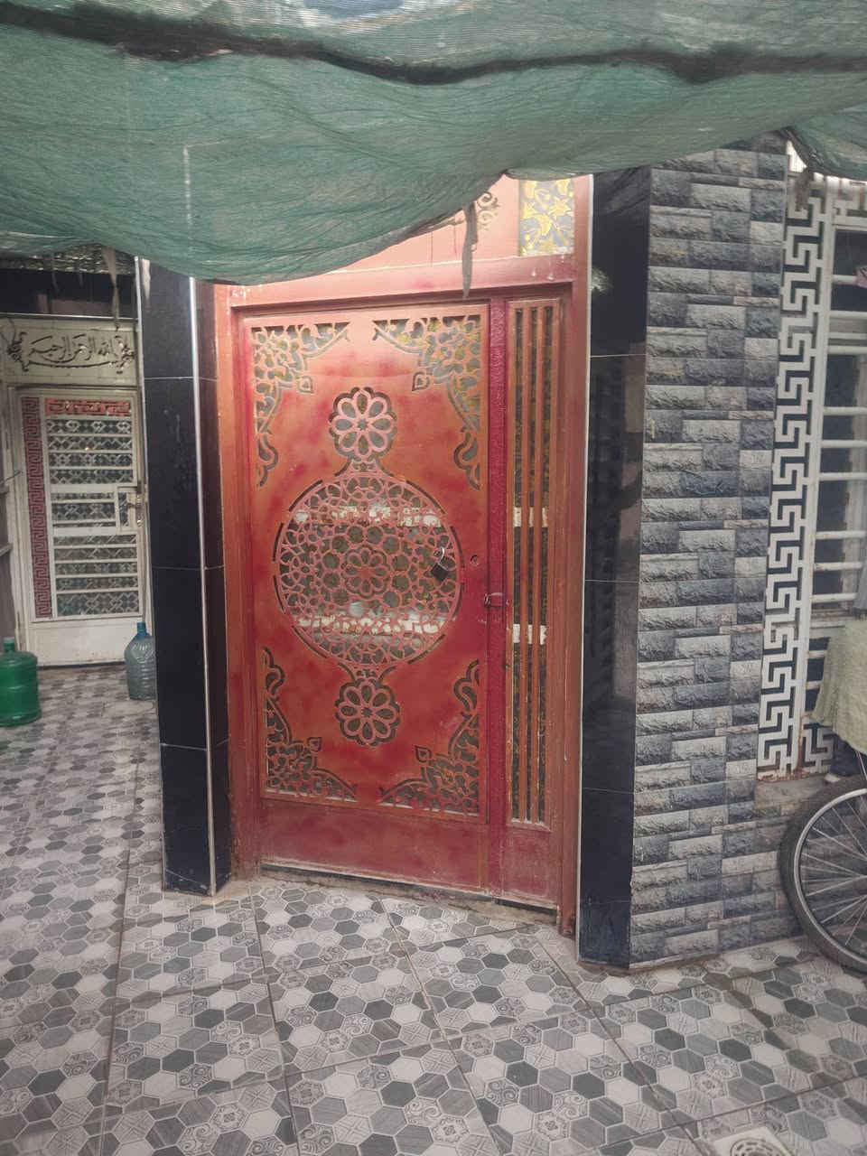 بيت معروض للبيع طابو صرف في حي الزهراء 100 متر الواجهه 5 النزال 20 طابقين يحتوي الطابق الاول على غرفه نوم وصاله ومطبخ وبراني ويحتوي الطابق الثاني على غرفه نوم وصالح للاستفسار والاتصال على هذا الرقم  ***********
