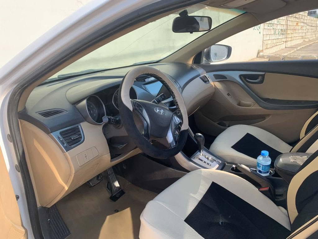 HONDAI ELANTRA 2013
هونداي النترا 2013 ابيض
بجم وخلفي كبس بيها اربع قطع بدون دواخل ..
سنوية الى 2028 شرط وكالة و تحويل مباشر ((بيها كوبون بنزين))
سعر 98 ومجال بسيط
رقم الهاتف / *********** واتس اب و اتصال
مكان السيارة  دهوك /بردرش دهوك, العراق
