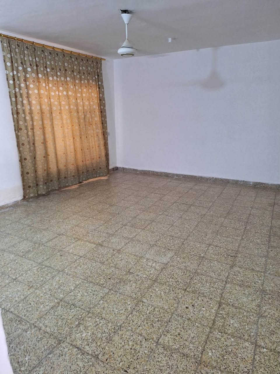🏠 بيت للإيجار – موقع مميز جداً

📍 حي الشرطة – على شارع 40 مباشر
📌 مقابل مول طيبة

🏢 الطابق الثاني – بيت كامل ومعزول، وليس شقة
📐 المساحة: 400 متر

✨ يحتوي البيت على:
🛏️ غرفتين نوم
🛋️ صالة
🚿 حمام + تواليت
🍳 مطبخ
🌤️ سطحين: سطح الطابق الأول + سطح الطابق الثاني
🚪 مدخل مستقل وباب خاص
🪜 درج مريح ومستقل
⚡ خط مولد
💧 بوستر مي
✅ كلشي جاهز للسكن

💰 الإيجار: 350 ألف دينار شهرياً
👨‍👩‍👧 مطلوب عائلة صغيرة فقط

📸 الصور والفيديوات متوفرة على الخاص.

📞 للاستفسار:
☎️ ***********
📱 واتساب: ***********

🏡 الرحمة للعقار — للبيع والإيجار

