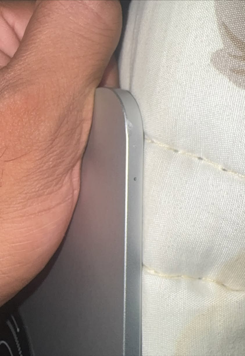 ايباد 11 برو m4 نضيف جداً بي فقط هذا مثل مموضح بل صوره وماماثر ابد ومامبين اصلاً بس للامانه نزلتهه لا اكثر
بطاريه 96 اليوم نزلت 
ذاكره 256

سعر مليون و 100 قابل للنقاش 
***********‬
للتواصل
