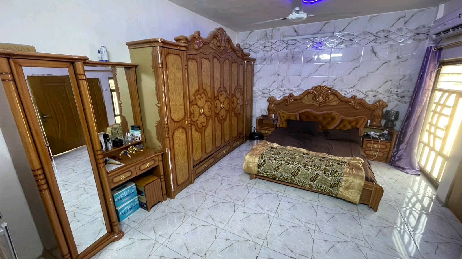غرفة نوم للبيع خشب كاملة مكمل 
نوع الغرفة تركي معروضة الغرفه 650 الف وبيهه مجال وغرفه نضيفه وبالنسبه للشاشه ولثلاجه غير معروضات للبيع