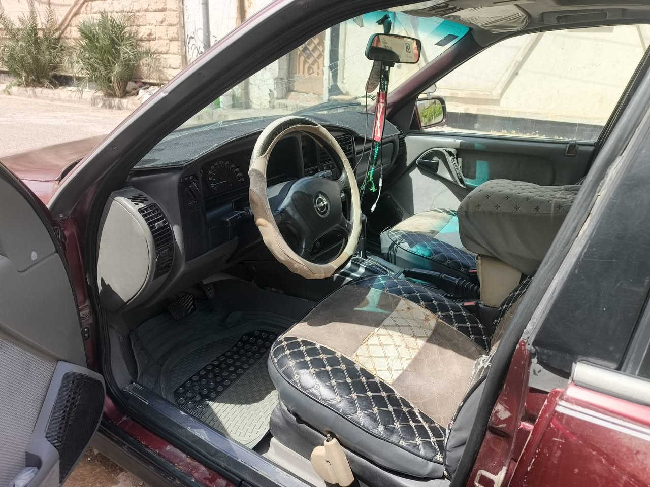 السلام عليكم 
اوبل اوميكا موديل 92 بلاديه بدون ظربه بدون صبغ قفل مركزي فول اوتو محرك 20 كير اتو تبريد سياره بس ماعرف شبي للامانه مامجيكه سياره كلها ع بلاد وخير من الله سنويه بسمي تحويل مباشر  سعر 35 وبيها مجال قليل اتصال اوستفسار ***********
