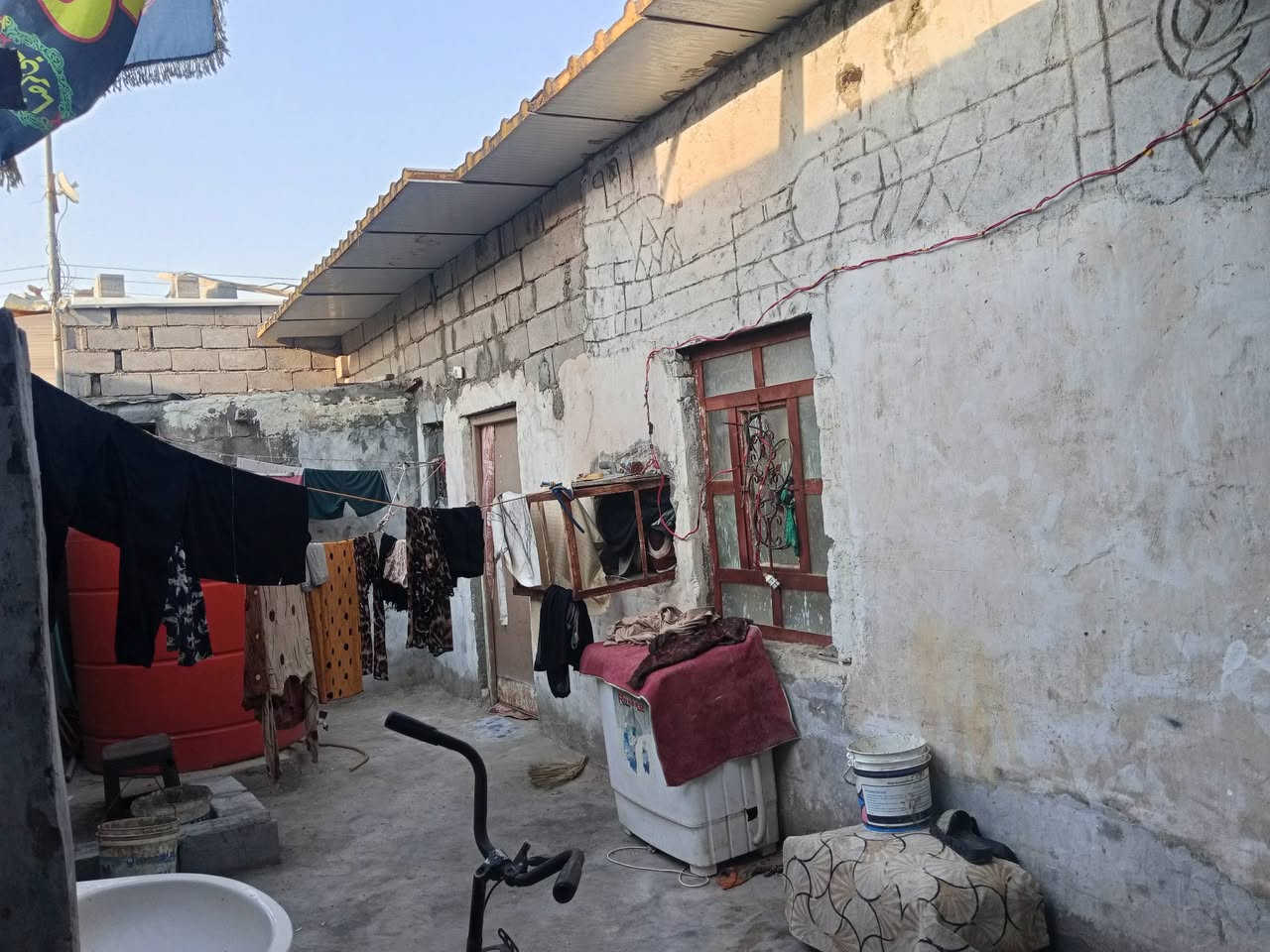 بيت للبيع 

نوع العقار طابو سعودي يتكفل البائع في جميع الاصوليات 

مساحة البيت 200 متر 

يحتوي البيت على غرفتين وصاله ومطبخ وحمام 

العنوان ابو خصيب الحي العسكري 

السعر المطلوب 25 مليون وقابل للتفاوض 

لاستفسار تواصل على رقم الهاتف 

***********
