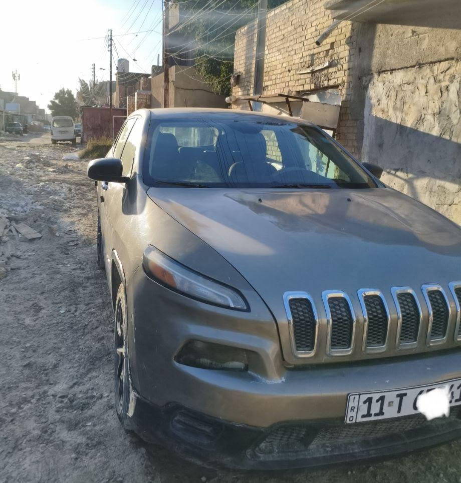 جيب+شيروكي+بزون+موديل+2016+رقم+بغداد+انكليزي+باسمي++هزة++
+امريكي+حادث+جامرلغ+امامي+وبنيد+بدون+دواخل
السعر 92 بغداد, العراق

نص مكتوب في الصور:
- ابني غيث
- ١٨ أيلول، ٢٣:١٥