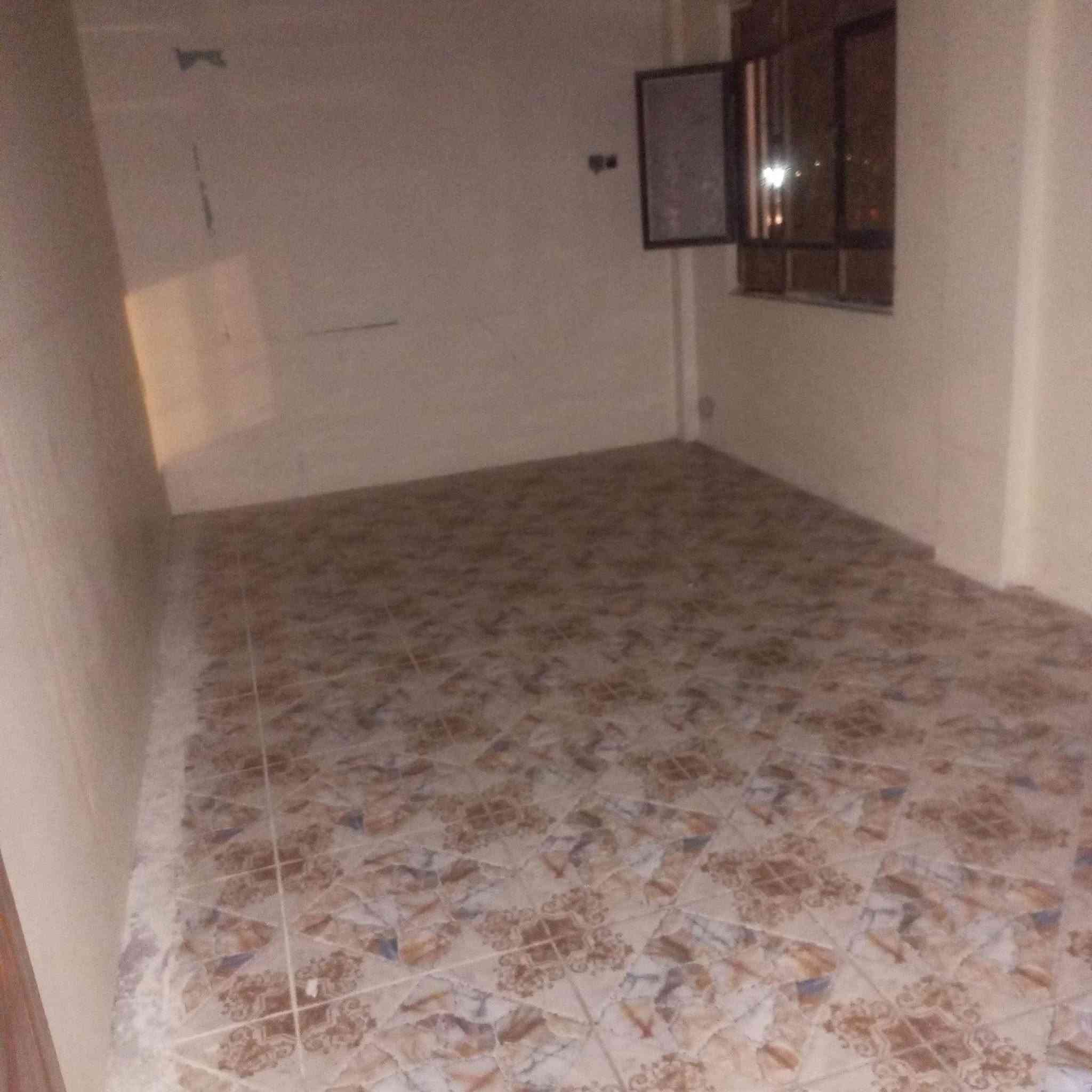 شقه للايجار بالقبله بحي المهندسين على الشارع الرئيسي بيها غرفتين نوم وهول داخلي ومطبخ وصحيات وكيزر وتانكي وماطور اجاره قفل 400 الماء والكهرباء على المؤجر مطلوب عائله صغيره اي استفسار على هذا الرقم ***********
