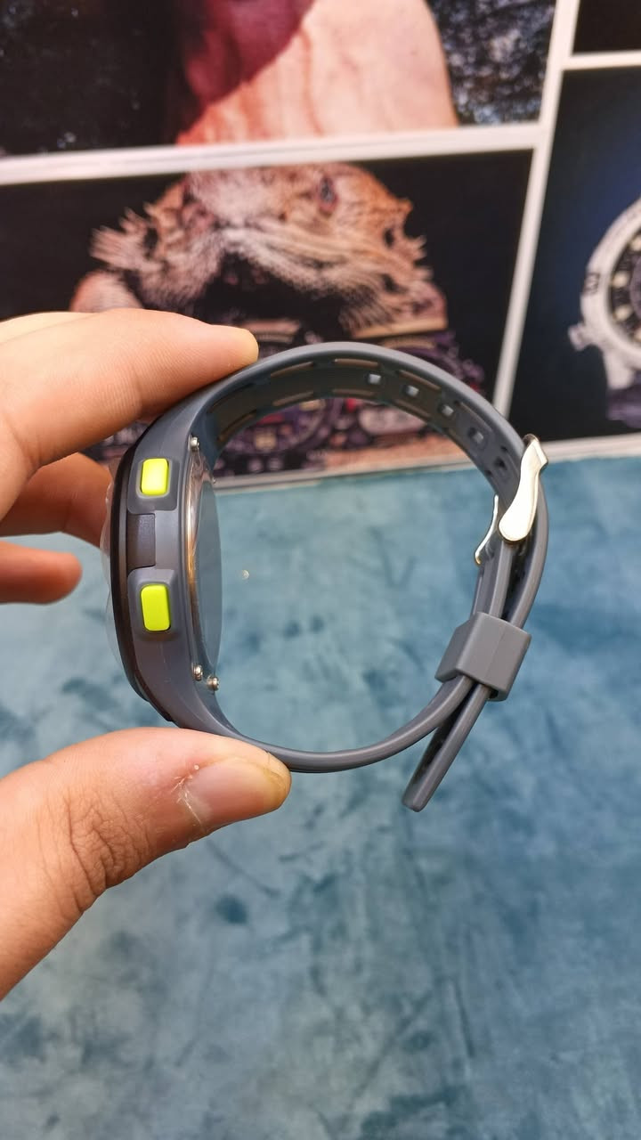 سلام عليكم 
ساعتك هي Timex Ironman Classic TW5M41500، وهي ساعة رياضية رقمية مميزة بميزة نبض القلب، ستوب ووتش 10 لابات، INDIGLO، منبه، مؤقت وتقويم
وبطارية CR2025
هذه الساعة الظاهرة بالصورة هي Timex Ironman Classic 

المعلومات الأساسية
البراند Timex

السلسلة : Ironman Classic

رقم الموديل: TW5M41500

نوع الساعة رقمية Digital

الحركة كوارتز Quart

التصميم رياضي

الخامة : Resin/

راتنج

السير: Resin

حجم الكيس حوالي 42-43 مم
السماكة حوالي 11 مم
أهم الميزات
قياس نبض القلب
کرونوغراف/ ستوب ووتش
عرض اليوم والتاريخ
إضاءة INDIGLO من Timex
مؤقت عرض 12/24 ساعة
مقاومة الماء
هنا توجد اختلافات بين بعض قوائم البيع لهذا الموديل بعض المصادر تذكر 50 متر، بينما بعض القوائم تذكر 30 متر والأهم أن غطاء ساعتك نفسه ظاهر عليه بوضوح "30 METERS" لذلك بالنسبة للساعة الموجودة بالصورة أتعامل مع تصنيف 30
متر باعتباره التصنيف المطبوع على ساعتك
البطارية
الغطاء الخلفي الظاهر بالصورة مكتوب عليه CR2025 يعني البطارية هيCR2025

عنوان بغداد مدينة - الصدر الاروفلي
توصيل لجميع المحافظات
جميع الساعات اصلية معا ضمان
التوصيل واتساب ***********
